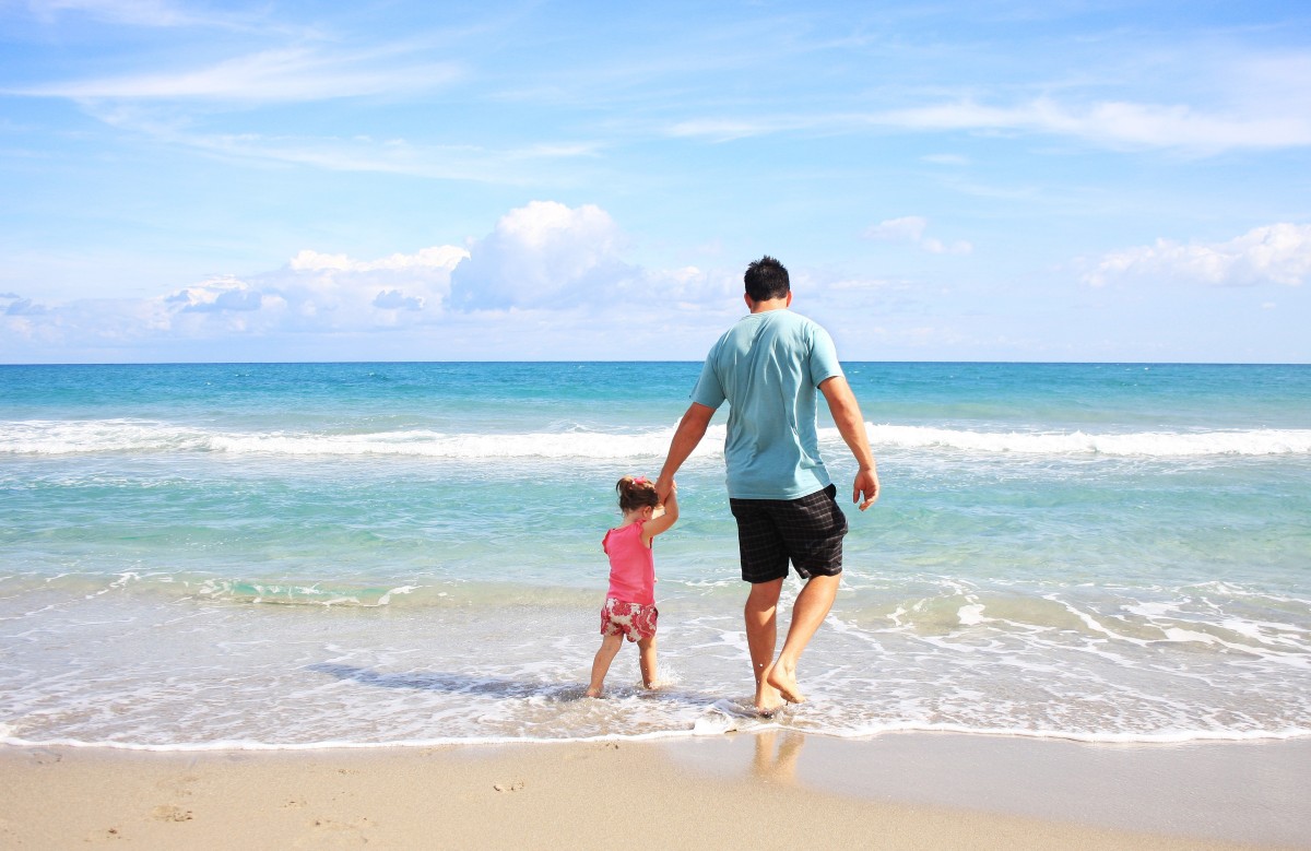 ta z córką spaceruje na plaży
